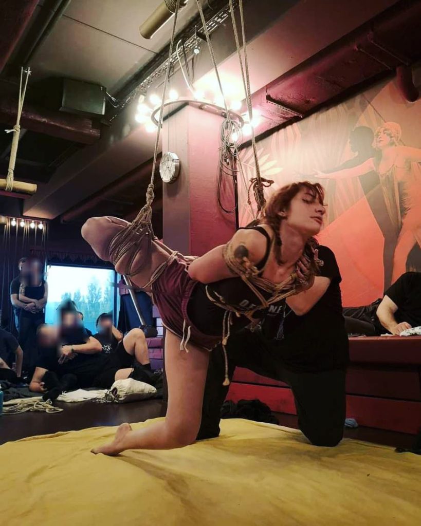 We teach in English, too. – Madrid Shibari Dojo